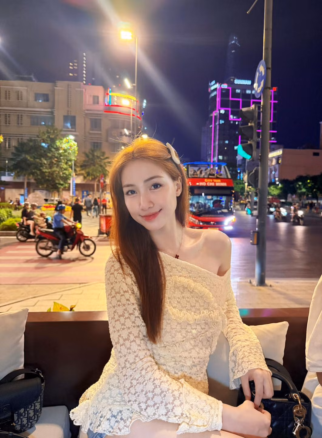 Cô nàng luôn giữ màu tóc trầm trong nhiều năm liền, chính vậy lần thay đổi màu tóc nổi bật lần này của cô nàng là lần thử sức táo bạo, khiến nhiều người vô cùng thích thú.