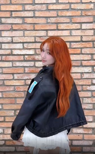 Hình ảnh này của Hòa Minzy nhận về phản hồi tích cực từ công chúng: "Tóc cam cơ mà vẫn ngọt ngào hết mức! Chẳng hiểu sao yêu nụ cười của Hoà lắm luôn! Thích cực!", "Tóc này hợp nha... Đẹp ngọt ngào, đáng yêu... không có từ nào diễn tả được...", "Slay nhưng rất ngọt ngào. Mê quá trời mê".