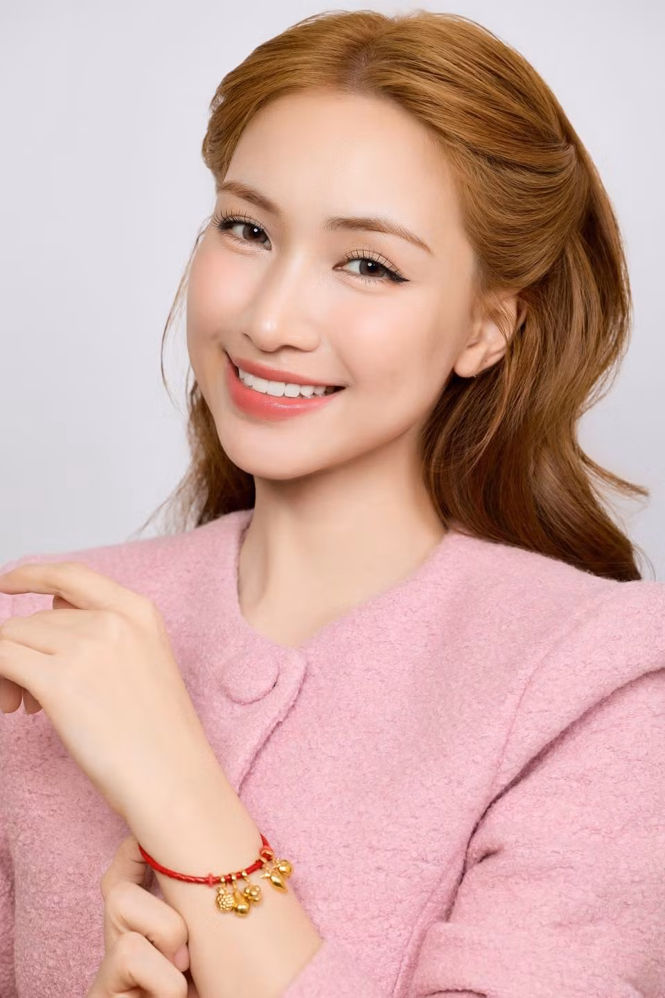 Hòa Minzy sinh năm 1995 hiện đang là một trong những ca sĩ Vpop đình đám, sở hữu lượng người hâm mộ đông đảo.