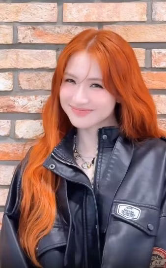 Nhiều người hâm mộ của cô nàng còn tinh tế nhận ra Hòa Minzy đã đăng tải đoạn video cập nhật hình ảnh mới kèm một đoạn trong ca khúc vừa mới ra mắt của Đức Phúc - người em thân thiết với cô nàng.