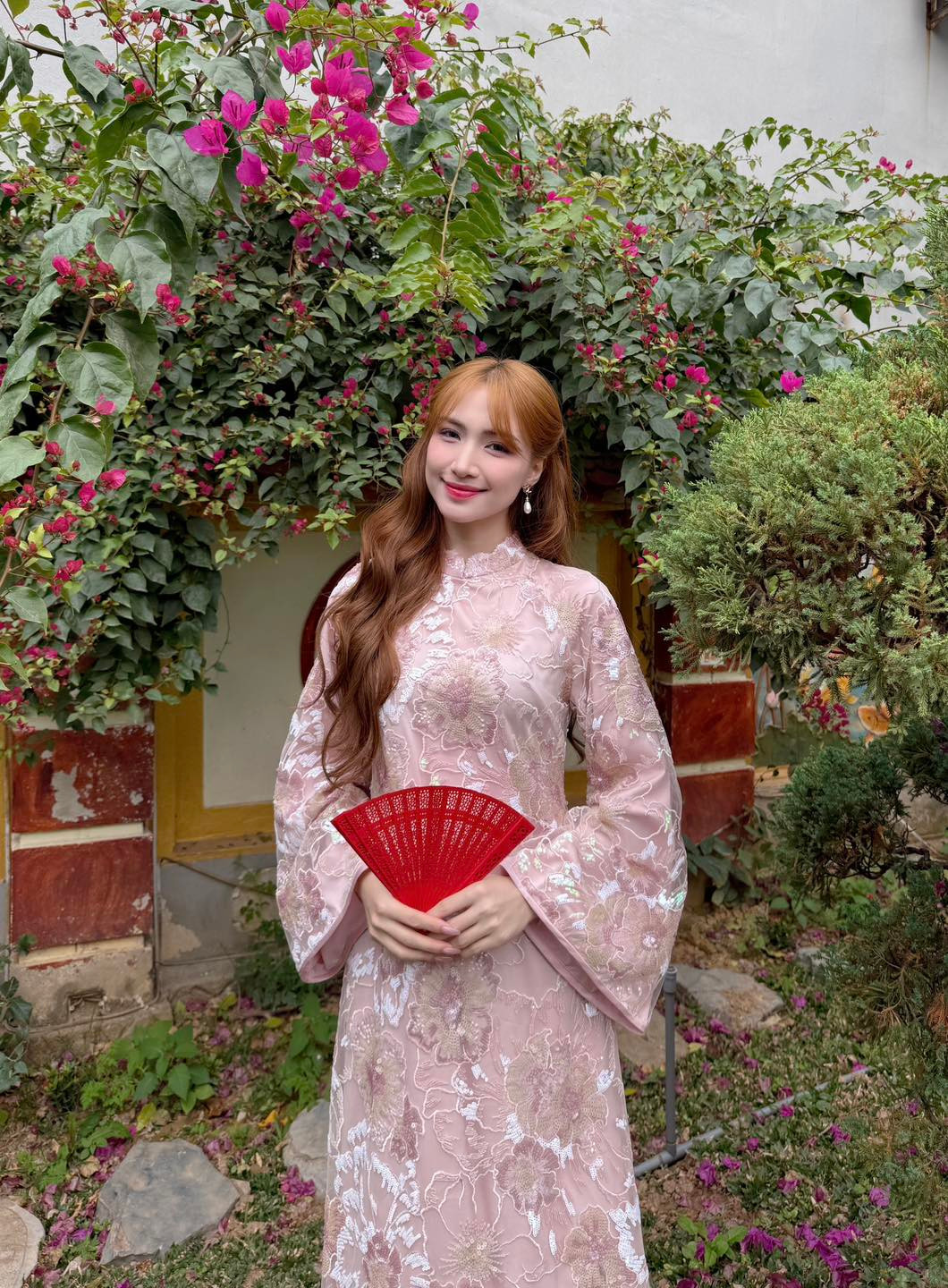 Từ trước đến nay, cô nàng luôn gây ấn tượng trong lòng khán giả với hình ảnh ngọt ngào, nhẹ nhàng, vui vẻ tích cực.