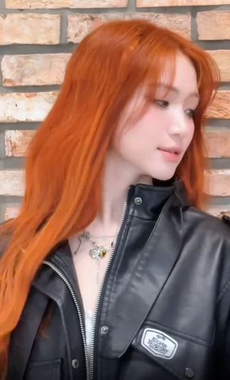 Khác với lối trang điểm nhẹ nhàng, ngọt ngào hàng ngày, Hòa Minzy lần này lựa chọn lối trang điểm cá tính hơn với phần mắt khói và mà son nude ấn tượng.