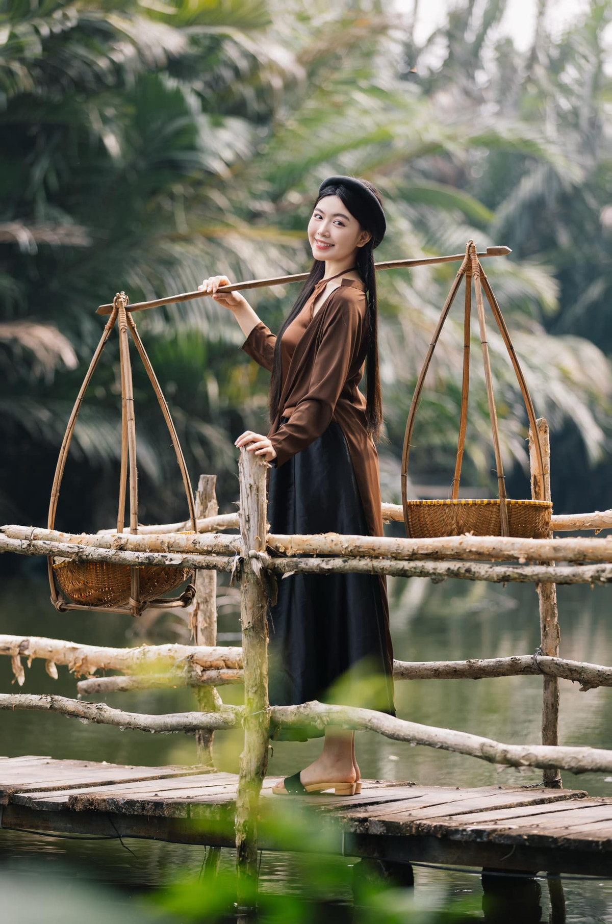 Lựa chọn những góc hình quen thuộc của làng quê xưa của Việt Nam như mái nhà tranh, bụi chuối, chiếc cầu gỗ, Lọ Lem hóa thân thành nàng thiếu nữ quê trong những áng văn xưa.