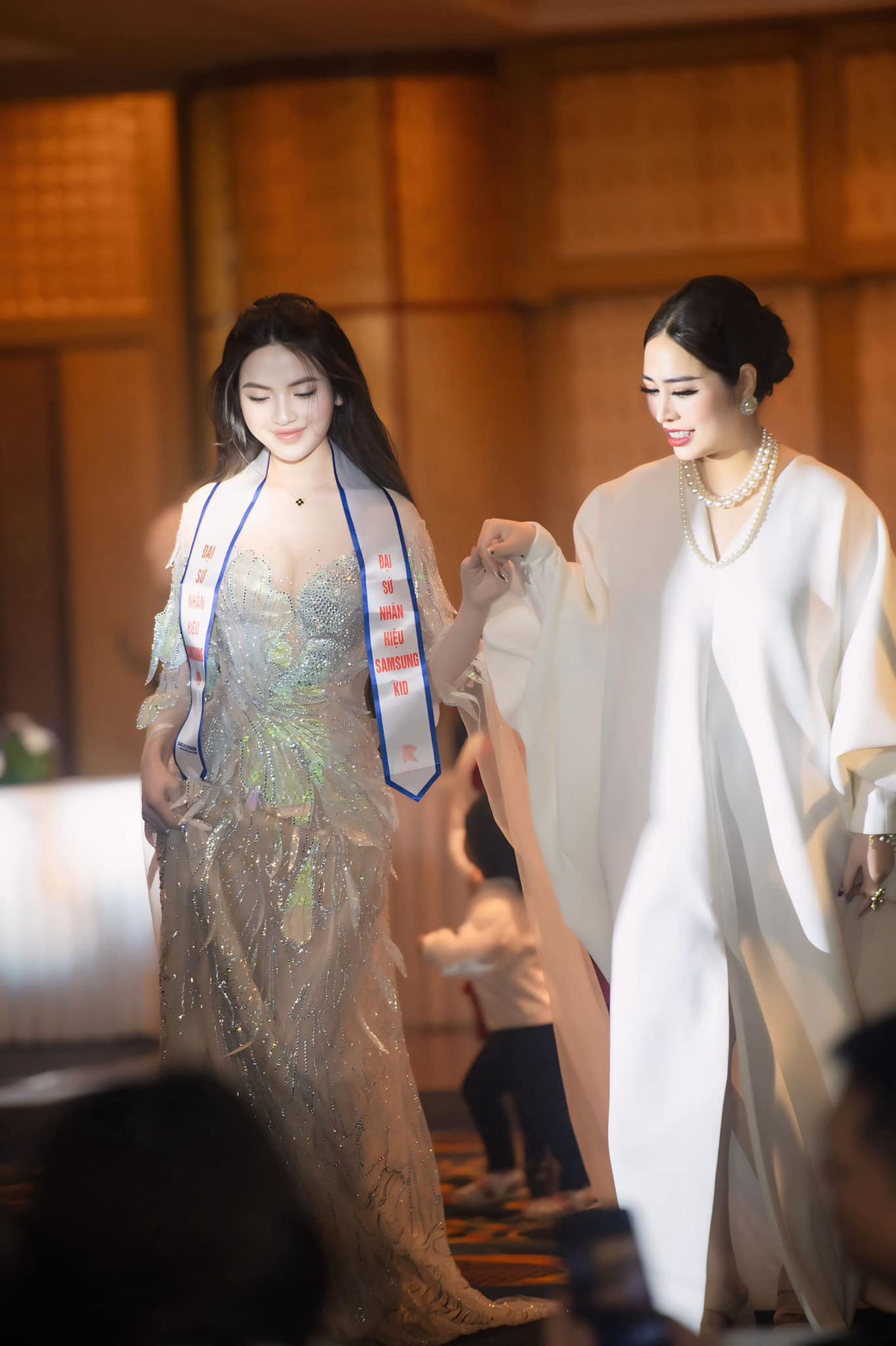 Khoảnh khắc cô nàng được hộ tống vào tận chỗ ngồi khiến netizen không khỏi xuýt xoa vì quá xinh đẹp.