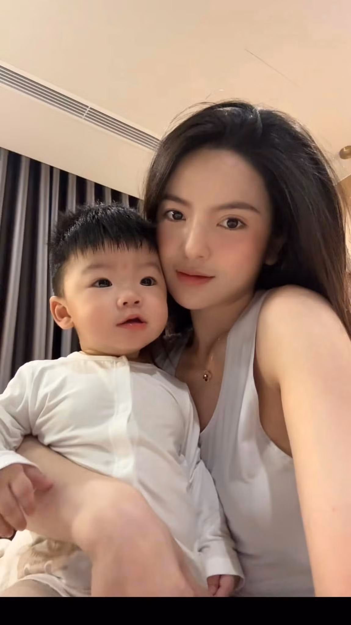 Trước đó, Chu Thanh Huyền cũng từng xuất hiện trong các video và hình ảnh đời thường, nơi cô được ghi lại qua ống kính của người hâm mộ. Dù không có sự hỗ trợ của ánh sáng hay kỹ thuật chỉnh sửa, cô vẫn toát lên vẻ đẹp dịu dàng và phong cách thời trang tinh tế.