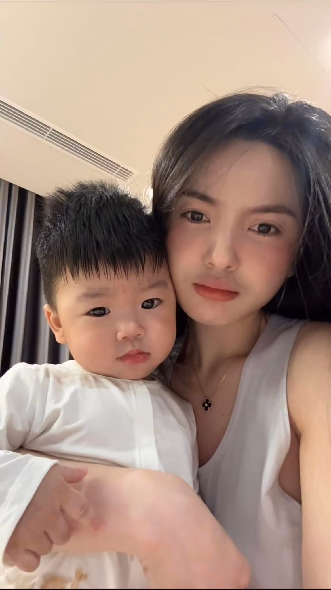 Sau khi sinh em bé, Chu Thanh Huyền nhanh chóng lấy lại vóc dáng, nhan sắc sau khi sinh con trai đầu lòng lại càng "lên hương", đằm thắm.