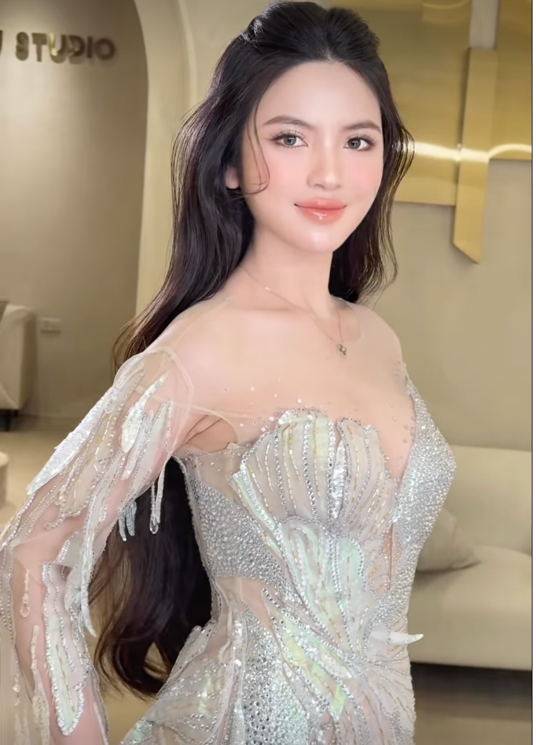 Mới đây, bà xã cầu thủ nổi tiếng Nguyễn Quang Hải - nàng WAG Chu Thanh Huyền - khoe nhan sắc xinh đẹp ngọt ngào trong tạo hình nàng thơ cực xinh dự một sự kiện công khai.