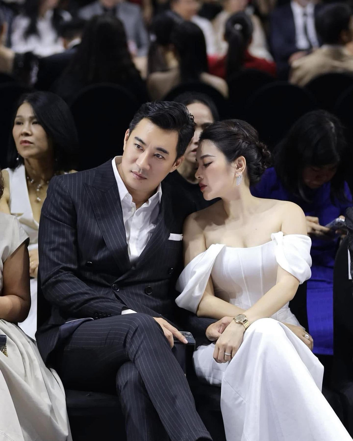 Trong một bài viết gần đây, cô nàng trải lòng: "Chiều cao thì có mét rưỡi, mà cái tôi cao cỡ landmark81. Nên hãy yêu 1 người: Cao hơn em cái đầu, thấp hơn em cái tôi". Có thể hiện cuộc sống hiện tại của Hằng Túi vô cùng viên mãn, được chồng yêu chiều hết mực.