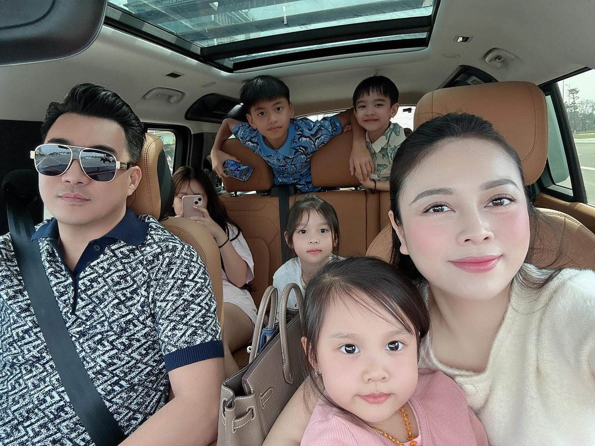 Cô công khai quan hệ tình cảm với doanh nhân Trần Thái Duy vào tháng 7/2023. Từ đó đến nay, cặp đôi luôn xuất hiện với hình ảnh ngọt ngào. Duy Trần cũng thể hiện sự thân thiết với con riêng của Hằng Túi.