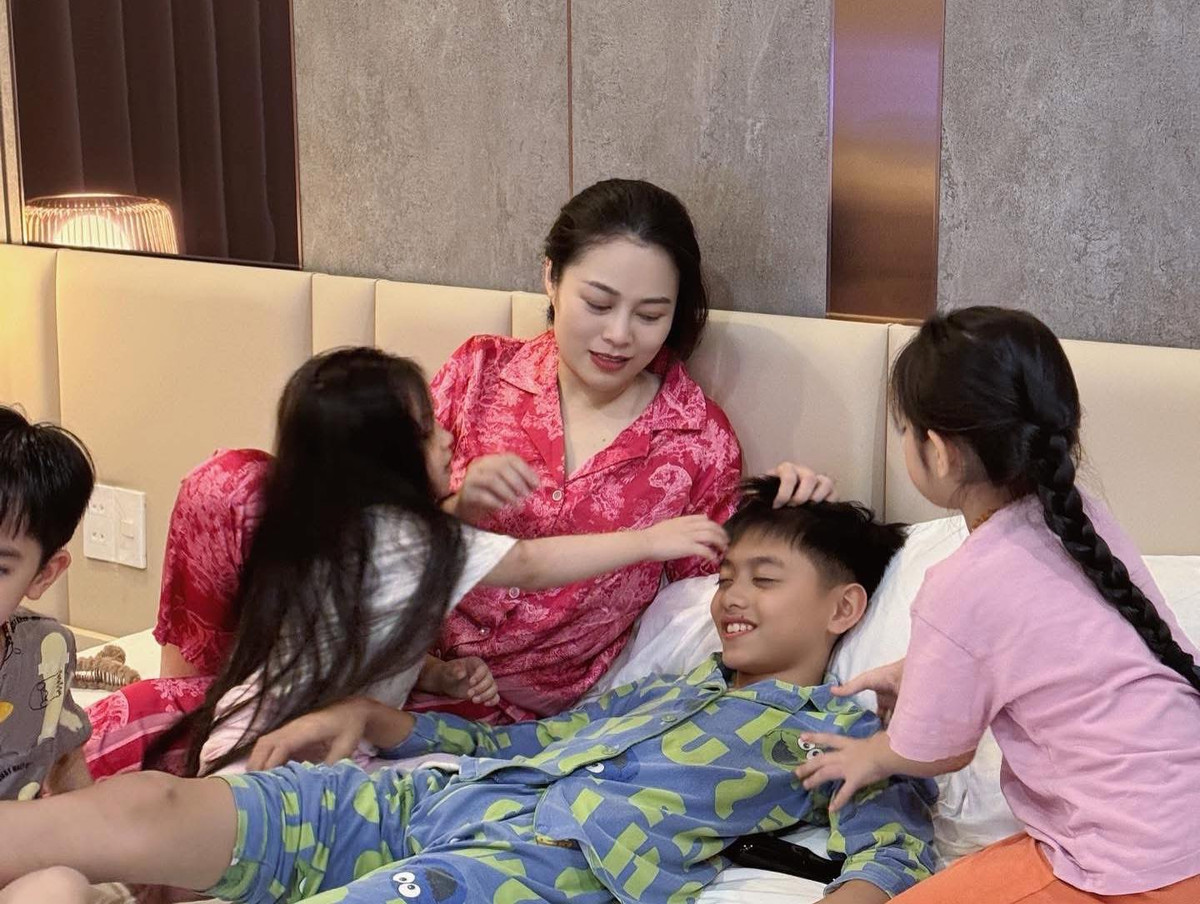 Duy Trần từng sống tại Mỹ và hiện kinh doanh khách sạn, dịch vụ nghỉ dưỡng cao cấp tại Việt Nam, điều hành một resort ở Hội An.