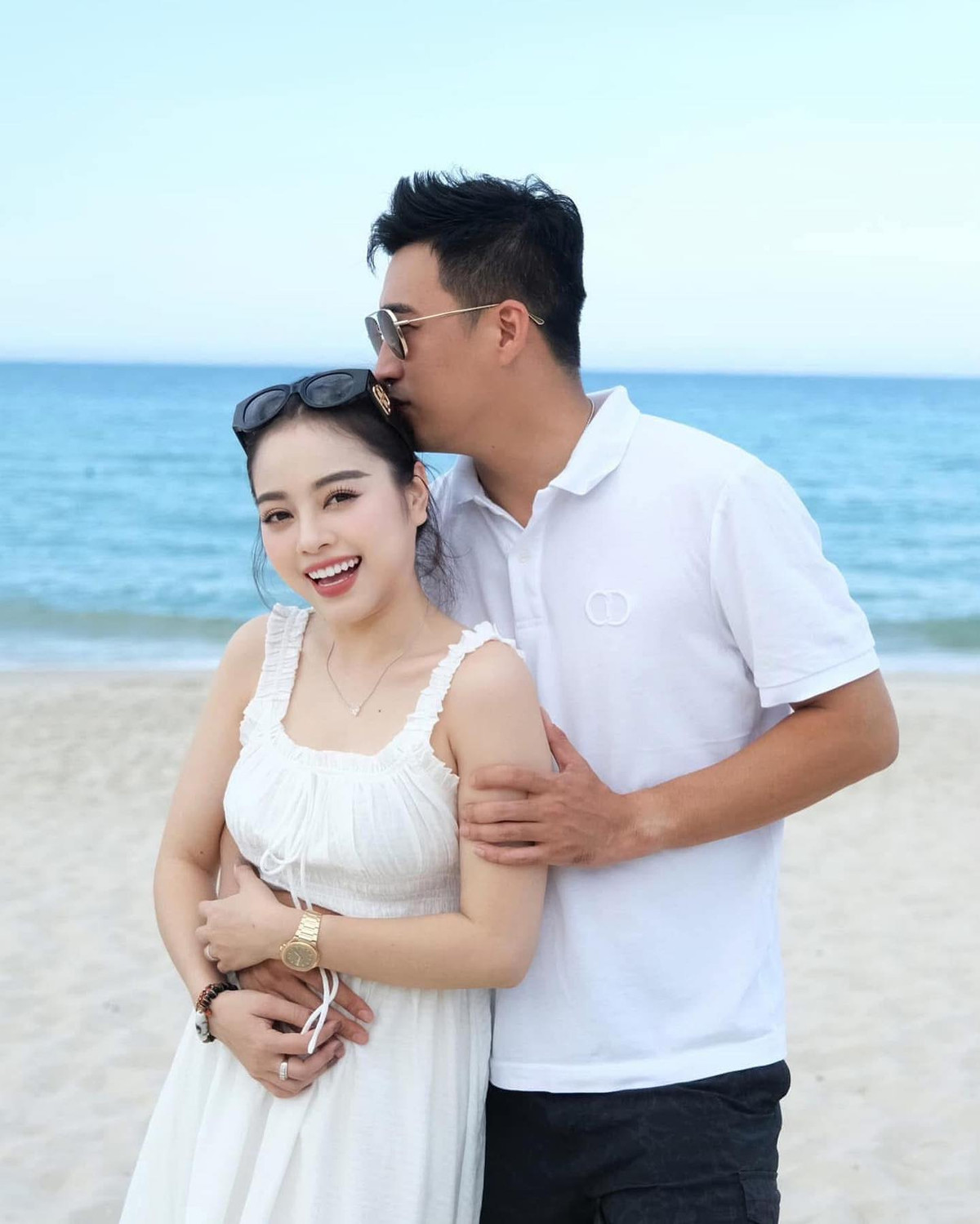 Trong một bài viết khác, Hằng Túi chia sẻ một cuối tuần tại gia của mình, qua đó hé lộ không gian sống hiện tại. Bà mẹ đông con cho biết chồng còn chăm cắm hoa, dọn nhà: “Cuối tuần sống chậm một chút, ngồi nhà ngắm cá, ngắm hoa, nghe nhạc… nhà chồng dọn, hoa chồng cắm, cá chồng tặng”.