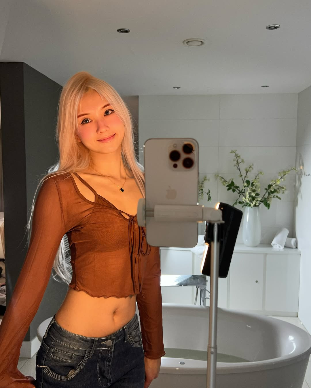 Dù thời gian gần đây không lên livestream đều đặn, tuy nhiên sức nóng của cô nàng không hề thuyên giảm.