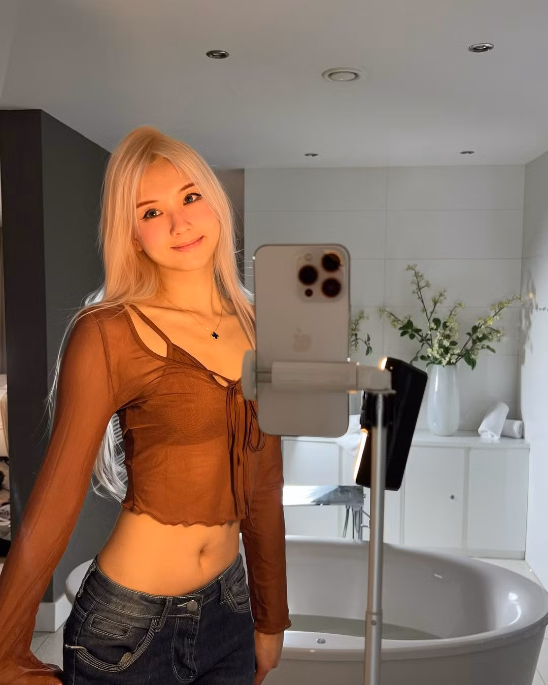 Dù thời gian gần đây không lên livestream đều đặn, tuy nhiên sức nóng của cô nàng không hề thuyên giảm.