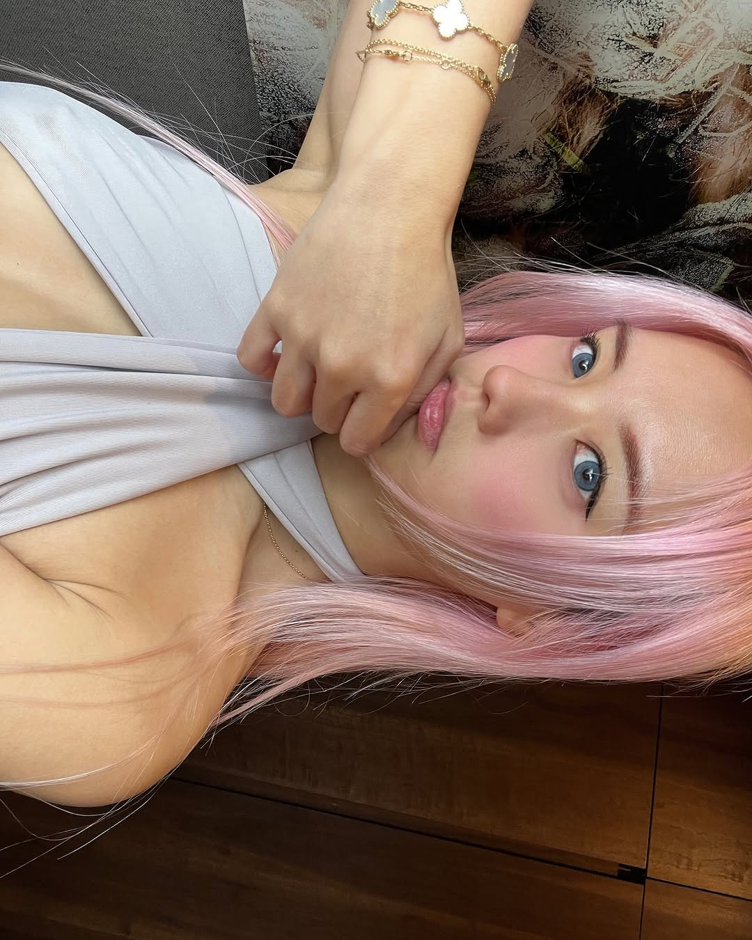 Phong cách thời trang này đang là xu hướng của nhiều ngôi sao quốc tế, cũng là phong cách được Vyvan Le yêu thích khi thường xuyên diện trong nhưng bức hình được đăng tải lên trang cá nhân.