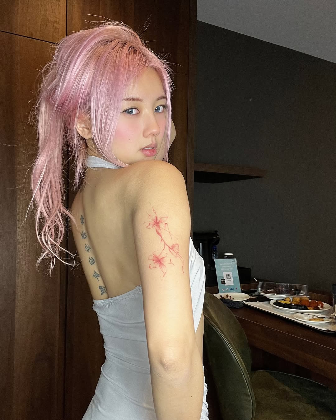 Vyvan Le tên thật là Lê Vỹ Vân sinh năm 1995, mang 2 dòng máu Việt – Trung. Cô hiện đang sống và làm việc tại Hà Lan.