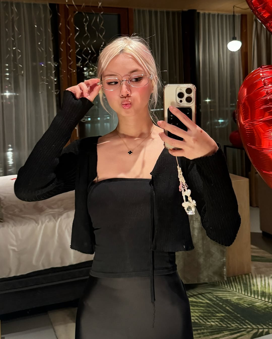 Trong một tấm hình khác, nữ streamer diện thiết kế váy ôm sát màu đen gợi cảm.