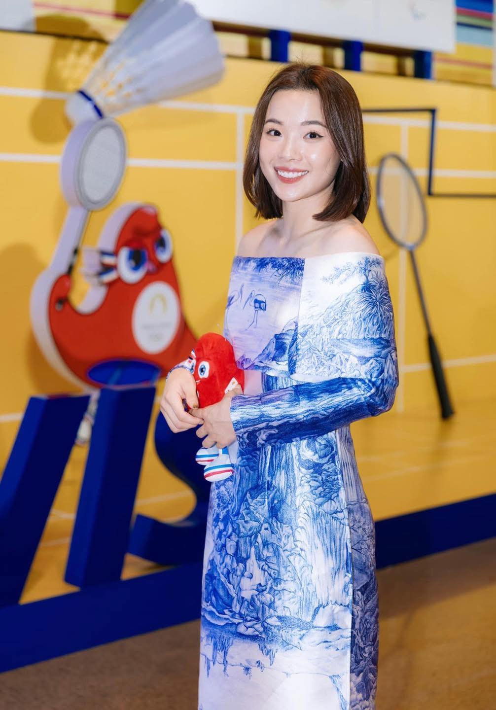 Trái ngược với sự mạnh mẽ khi thi đấu, ở ngoài đời cô rất nữ tính, xinh đẹp.