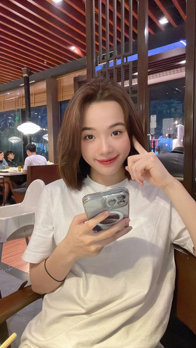 Ngoài đời thường, cô nàng chuộng những bộ đồ đơn giản, nhẹ nhàng, năng động.