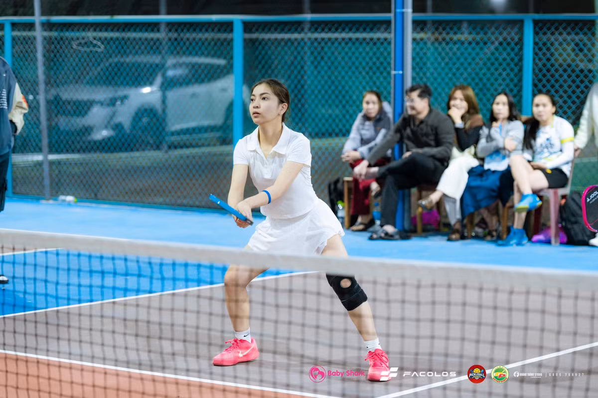 Thời trang của cô nàng trên sân tập đa đạng, tuy nhiên đều hướng tới sự năng động, phù hợp với bộ môn có tính chất vận động nhiều như pickleball.