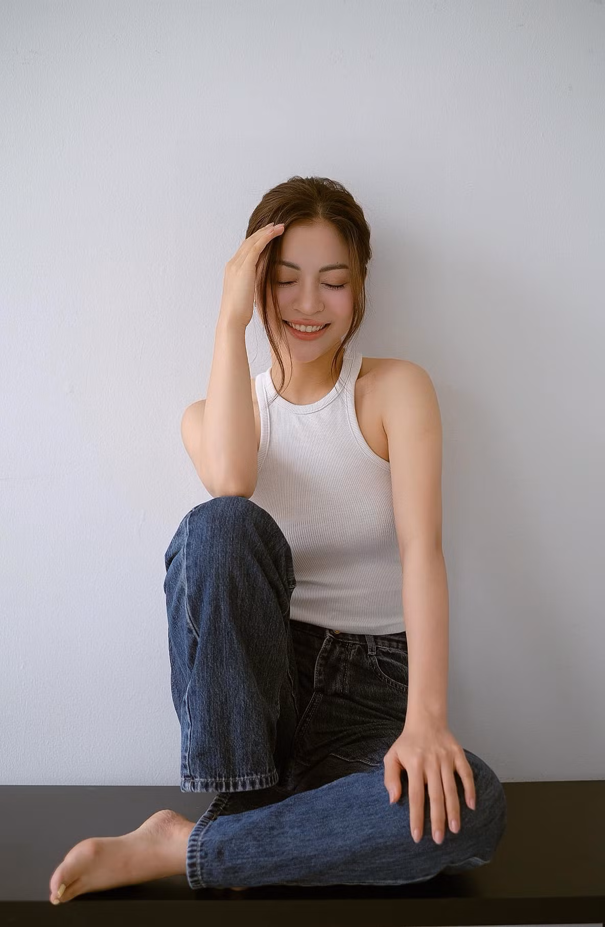 Nhật Lê hiện tại có lối sống khá kín tiếng, cô nàng ít khi chia sẻ chuyện cá nhân lên mạng xã hội.