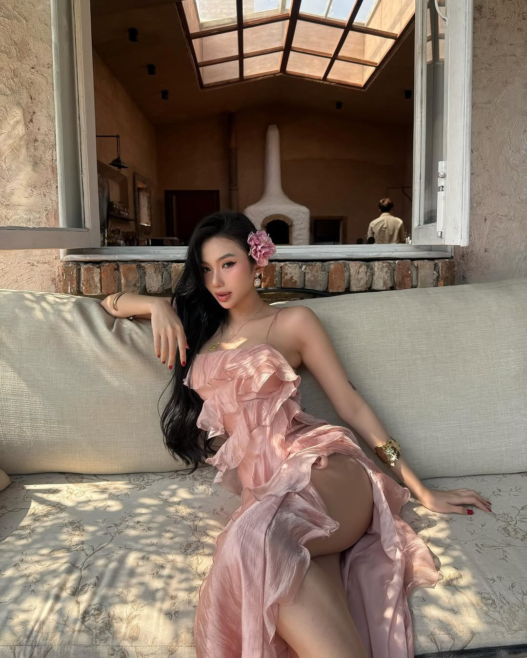 Vốn là một Tiktoker nổi lên với những điệu nhảy quyến rũ, cô nàng rất biết cách tạo dáng để tôn lên vẻ đẹp hình thể.