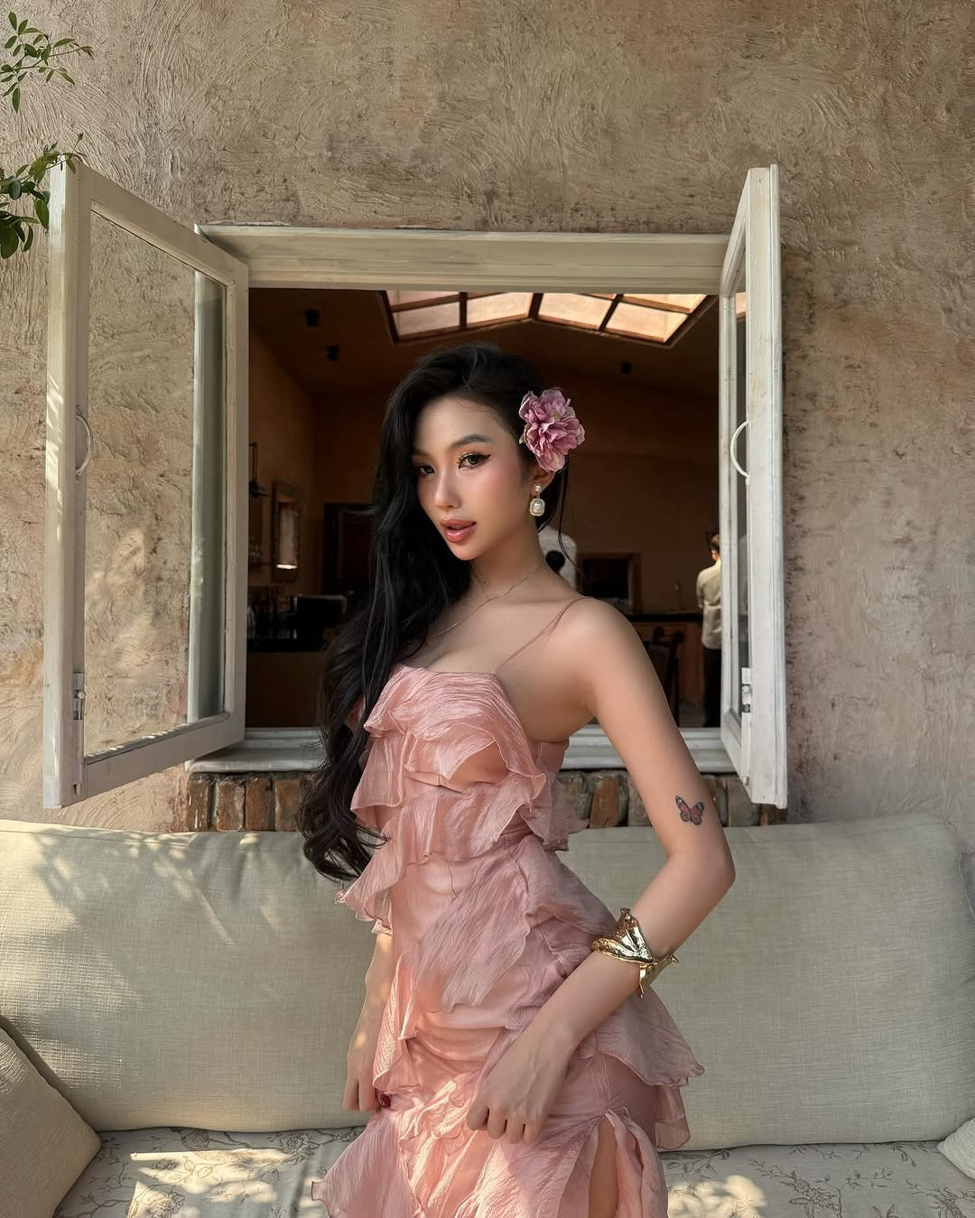 Cùng với cô bạn thân Xuân Ca, Quỳnh Như được mệnh danh là "thánh nữ lắc hông" với những điệu nhảy bắt trend viral khắp mạng xã hội.