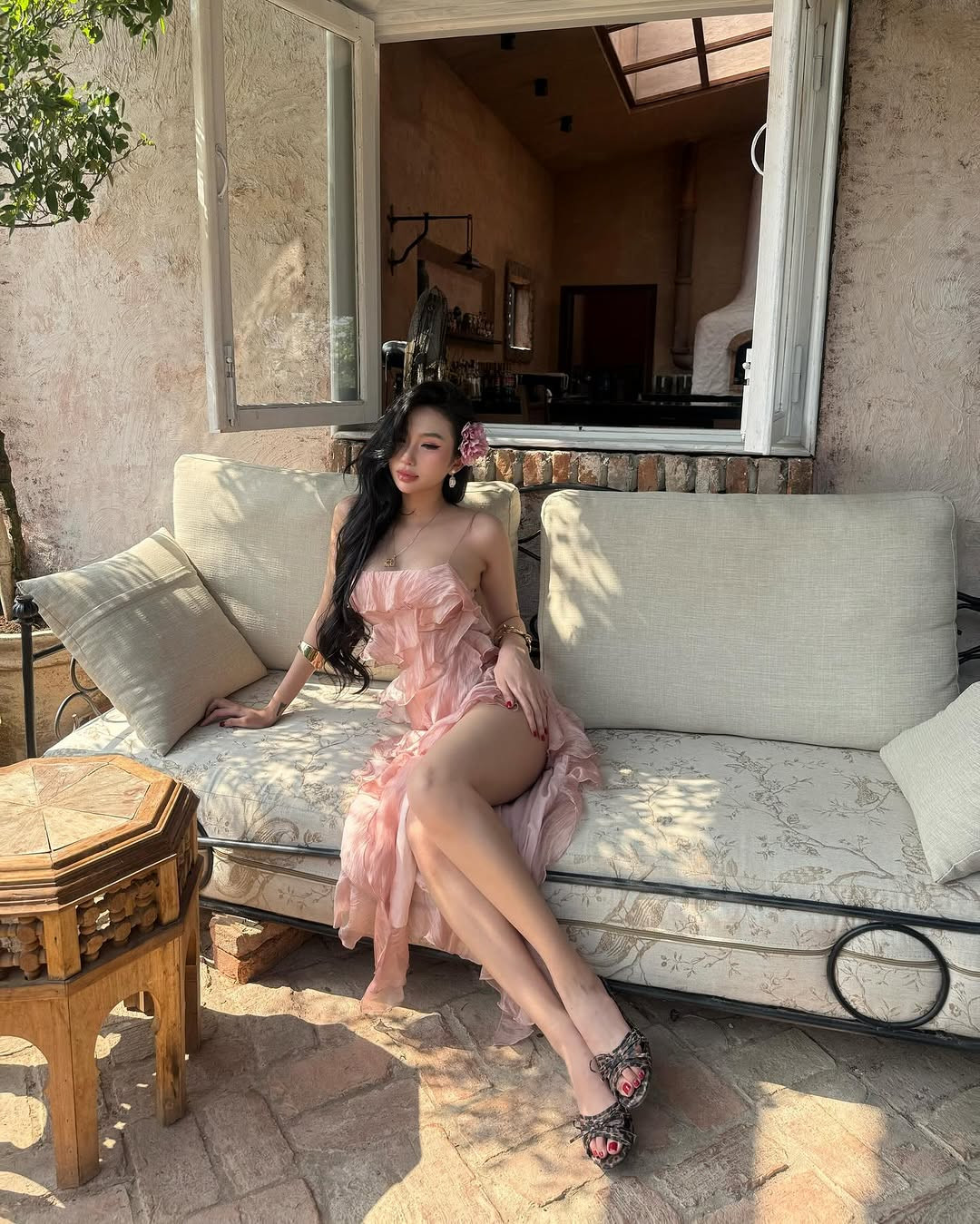 Lăng xê mốt không nội y, Quỳnh Như khiến nhiều người không thể rời mắt.