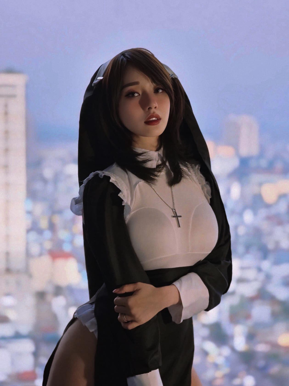 Theo dõi trang cá nhân, có thể nhận thấy Hà Kim theo đuổi phong cách khá đa dạng, lúc thì nhẹ nhàng, nữ tính trong trang phục đời thường, lúc lại quyến rũ hút hồn trong những bộ ảnh nghệ thuật hoặc cosplay.