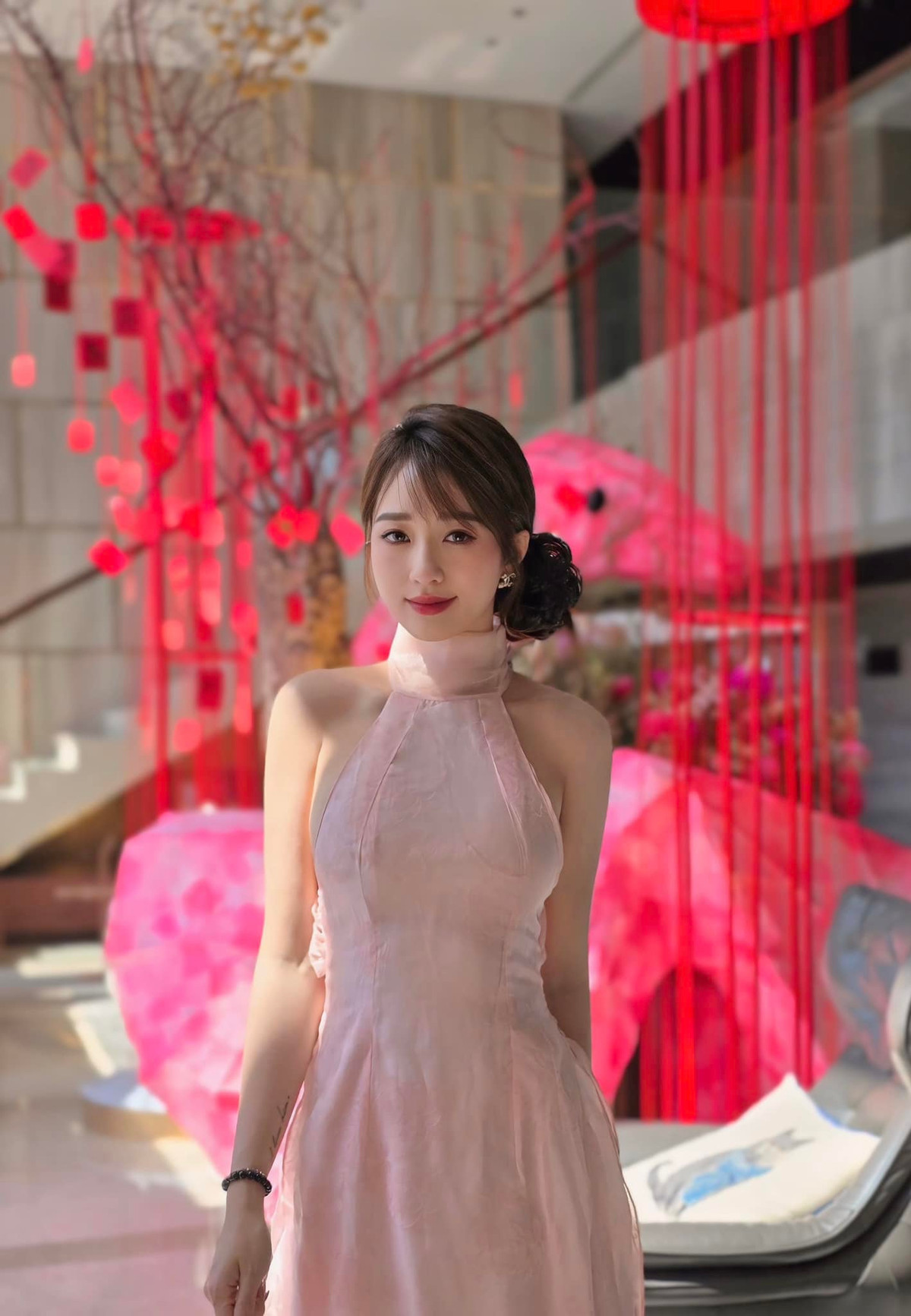 Được biết, Hà Kim hiện là chuyên viên cao cấp quản lý quan hệ khách hàng ưu tiên cho một ngân hàng lớn tại Hà Nội.