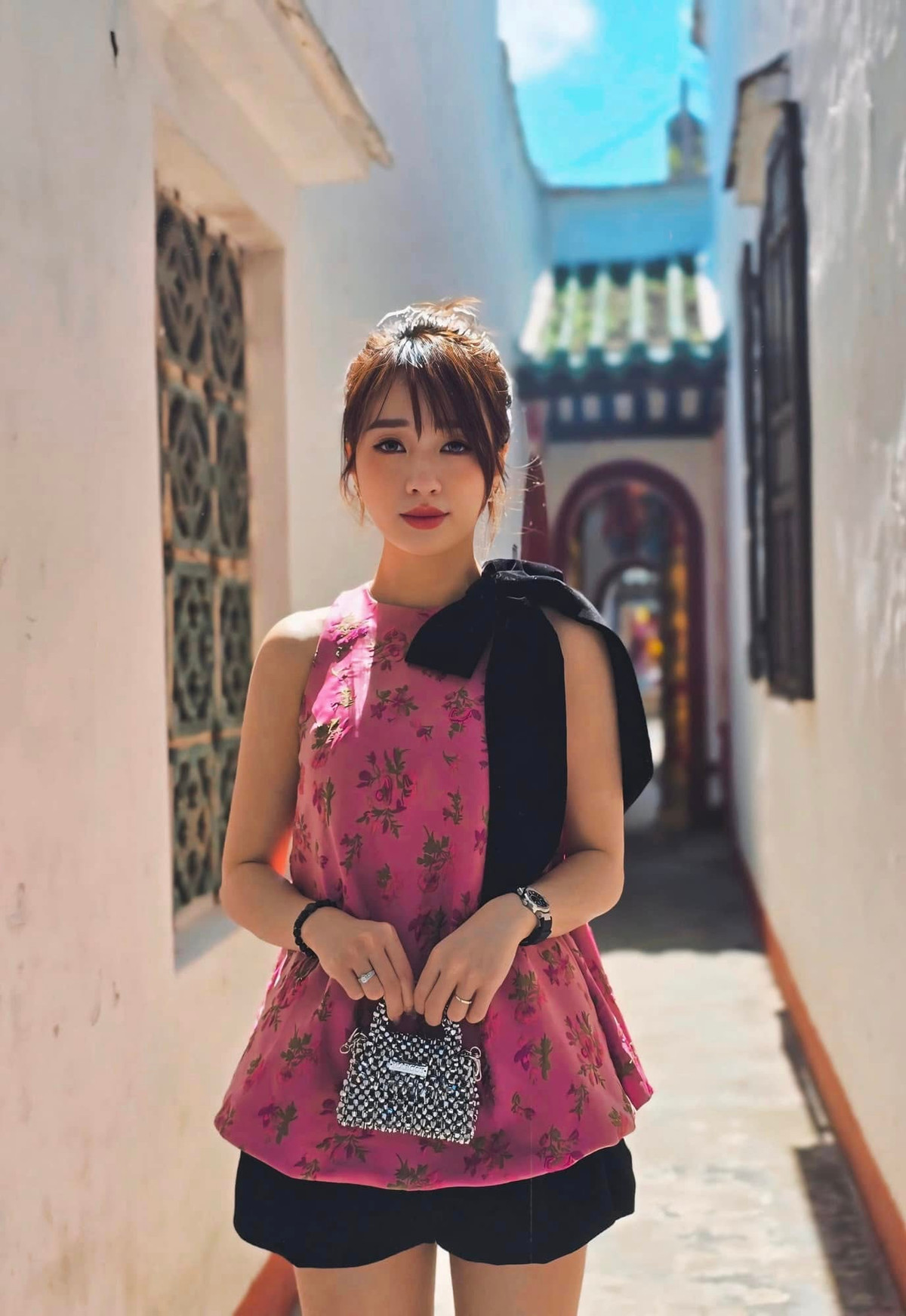 Cô nàng sở hữu nhan sắc xinh đẹp, sắc sảo cùng thân hình mảnh mai khỏe khoắn.