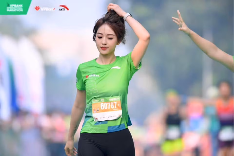 Danh tính nữ runner cũng không quá xa lạ với cộng đồng mạng, đó là Hà Kim (tên thật là Nguyễn Thu Hà, sinh năm 1995 tại Hà Nội). Trước đó, cũng vào giải chạy này vào năm ngoái, cô nàng đã từng khiến nhiều người ấn tượng.