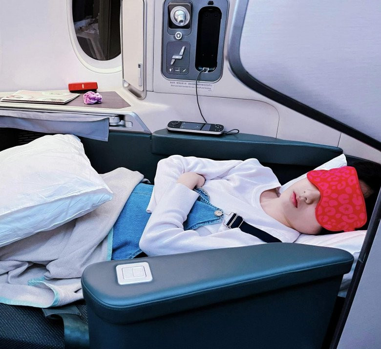 Cô bé gây bất ngờ khi lộ thân hình cao lớn phổng phao, ra dáng thiếu nữ.