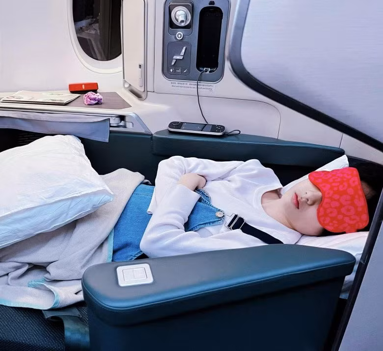 Cô bé gây bất ngờ khi lộ thân hình cao lớn phổng phao, ra dáng thiếu nữ.