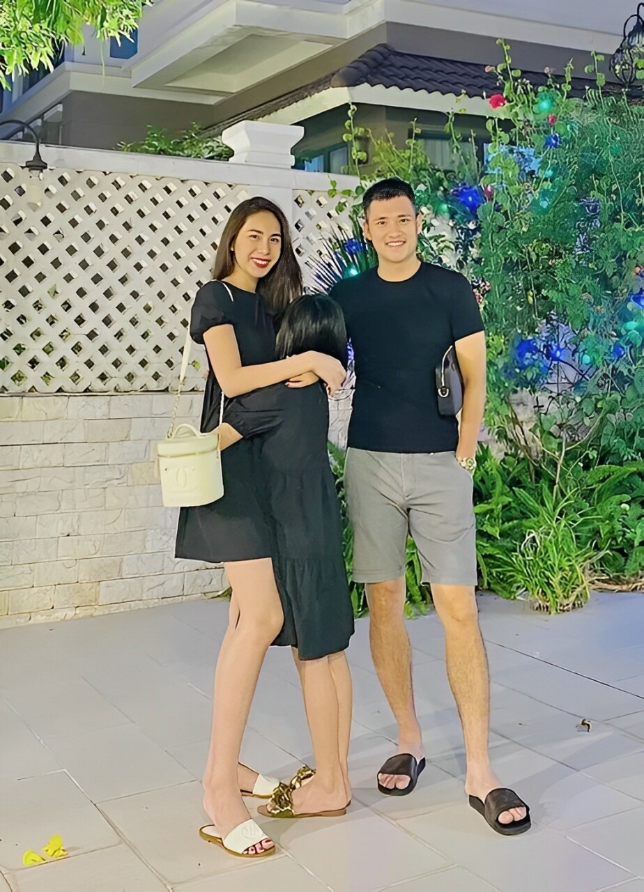 Mỗi khi cho Bánh Gạo "lên sóng", cặp đôi khéo léo chọn góc chụp không lộ mặt hoặc che chắn kỹ lưỡng.