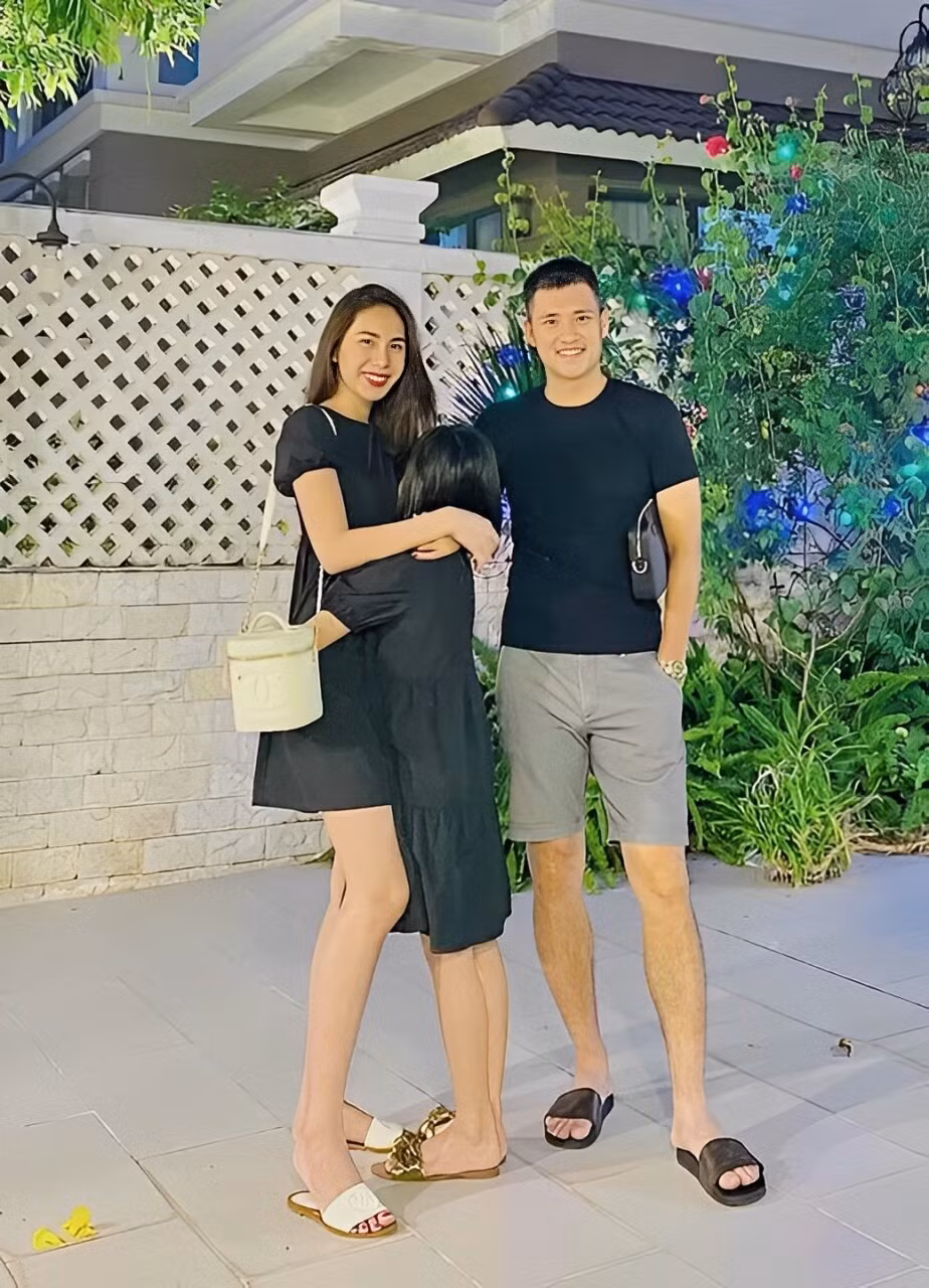 Mỗi khi cho Bánh Gạo "lên sóng", cặp đôi khéo léo chọn góc chụp không lộ mặt hoặc che chắn kỹ lưỡng.