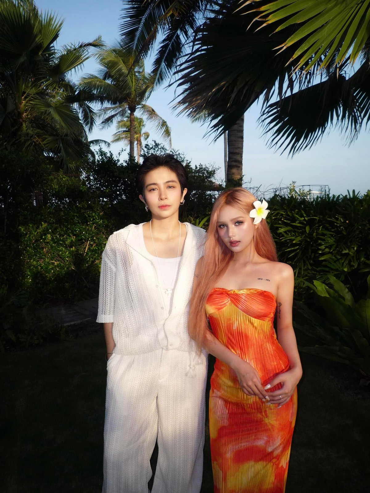 Không chỉ đăng tải những tấm hình đôi, cả hai còn thường xuyên xuất hiện ở nhiều sự kiện quan trọng, cũng như dắt nhau về nhà ra mắt với gia đình.