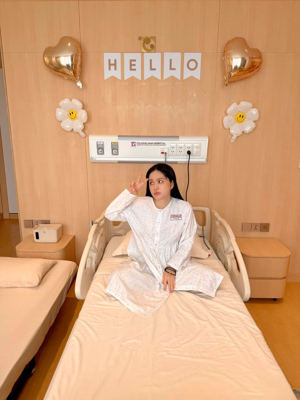 Ở phần bình luận, nhiều người đã tò mò đoán về lý do khiến cô phải nhập viện, liệu có phải lần này nữ đại gia lại mang thai hay không. Đáp lại, Đoàn Di Băng cho biết cô nhập viện "điều trị một số vấn đề trong tử cung" nhằm tạo điều kiện thuận lợi để có bầu em bé thứ tư.