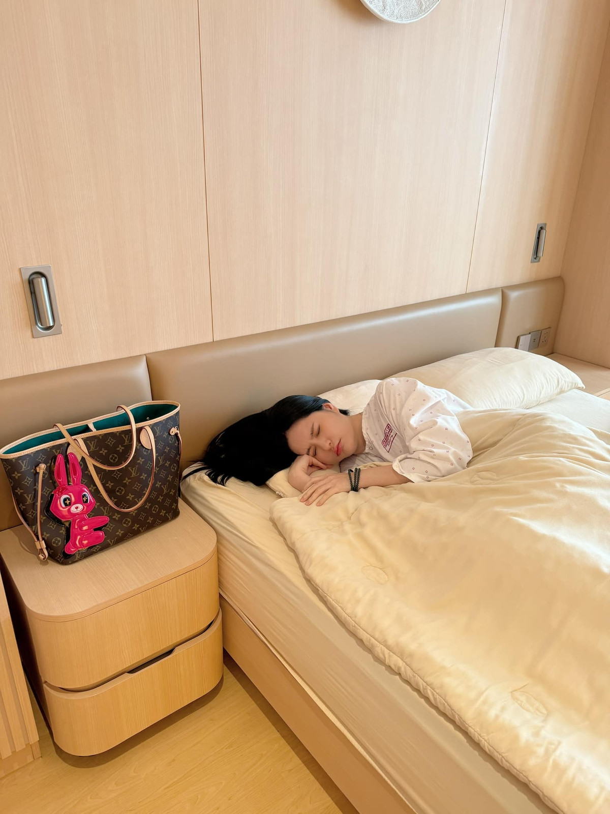 Sự kiên trì trên chặng đường tìm con của Đoàn Di Băng và ông xã nhận được nhiều lời động viên, chúc may mắn từ khán giả. Bên cạnh đó, một số tài khoản nhắc người đẹp tránh công khai tin vui quá sớm để không rơi vào trường hợp đáng tiếc như lần trước.