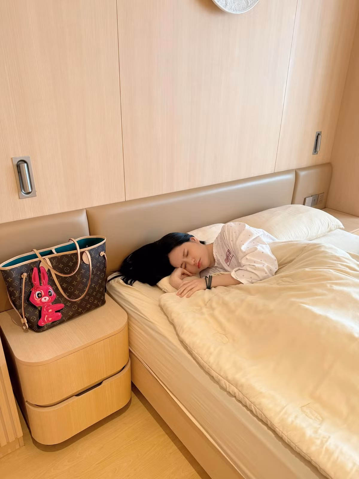 Sự kiên trì trên chặng đường tìm con của Đoàn Di Băng và ông xã nhận được nhiều lời động viên, chúc may mắn từ khán giả. Bên cạnh đó, một số tài khoản nhắc người đẹp tránh công khai tin vui quá sớm để không rơi vào trường hợp đáng tiếc như lần trước.