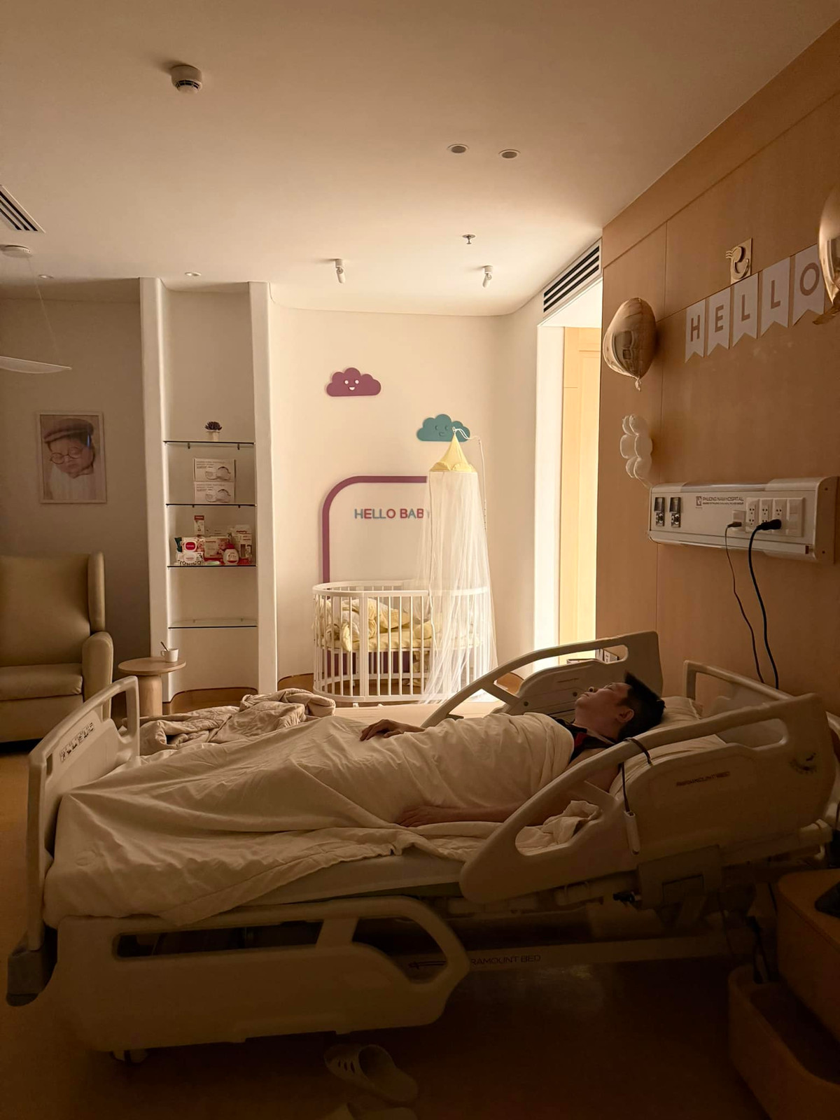 Lúc Di Băng báo tin vui, chồng của cô - doanh nhân Nguyễn Quốc Vũ chi 19 tỷ đồng mua xe hơi mới tặng cô. Lần này, anh cũng đồng hành với vợ khi cùng đưa vợ đến bệnh viện điều trị.