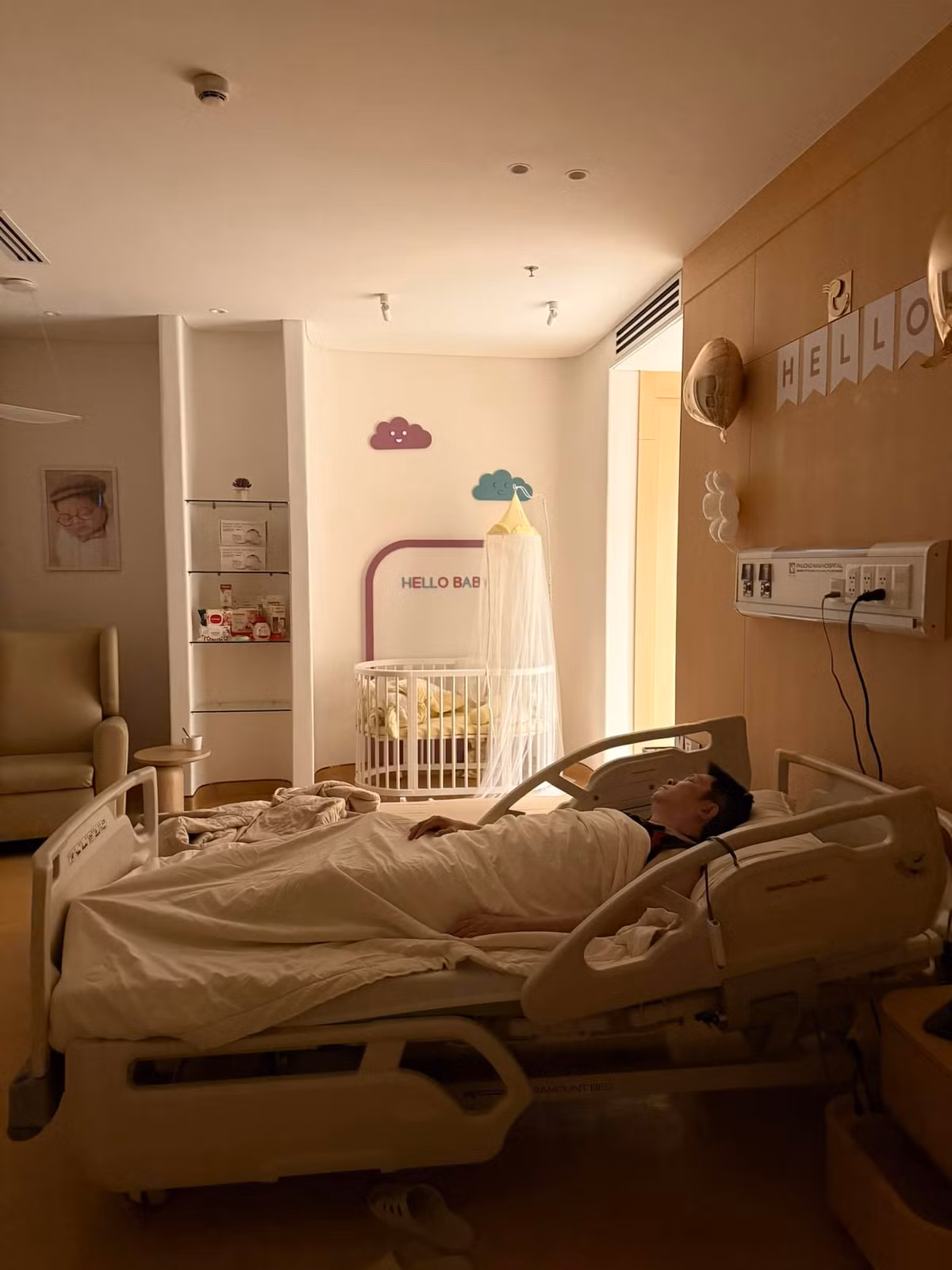 Lúc Di Băng báo tin vui, chồng của cô - doanh nhân Nguyễn Quốc Vũ chi 19 tỷ đồng mua xe hơi mới tặng cô. Lần này, anh cũng đồng hành với vợ khi cùng đưa vợ đến bệnh viện điều trị.