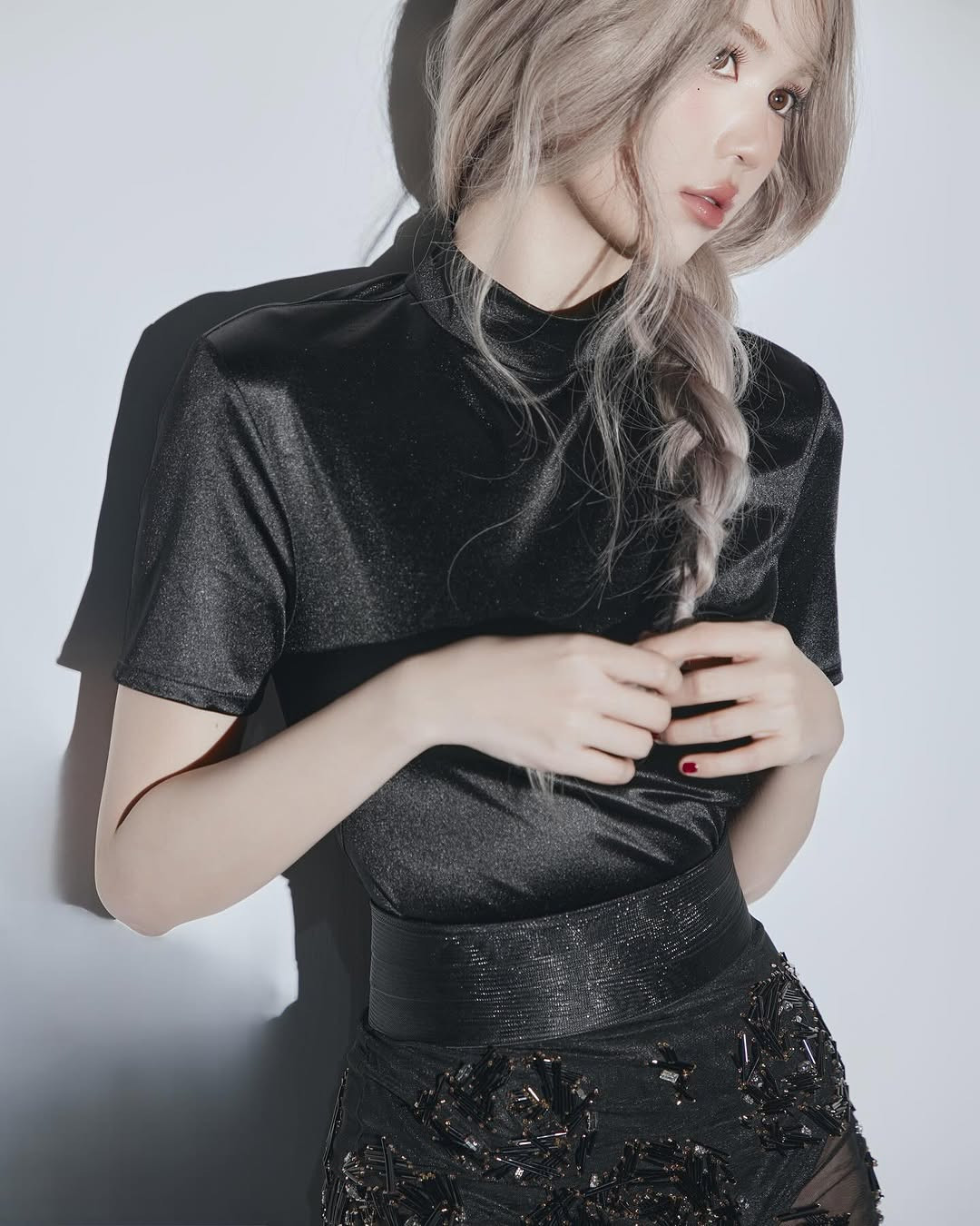 Gần đây, người đẹp Trà Vinh còn thử sức với tóc nhuộm màu bạch kim ấn tượng. Sự thay đổi diện mạo này giúp hình ảnh của Ngọc Trinh thêm phần đa dạng.