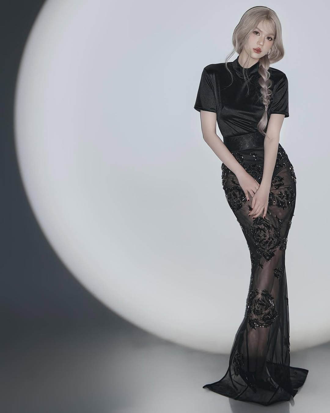 Không chỉ đơn thuần là vẻ đẹp gợi cảm. Phong cách của nữ người mẫu pha trộn hài hòa giữa sự quyến rũ và cá tính, thời thượng.