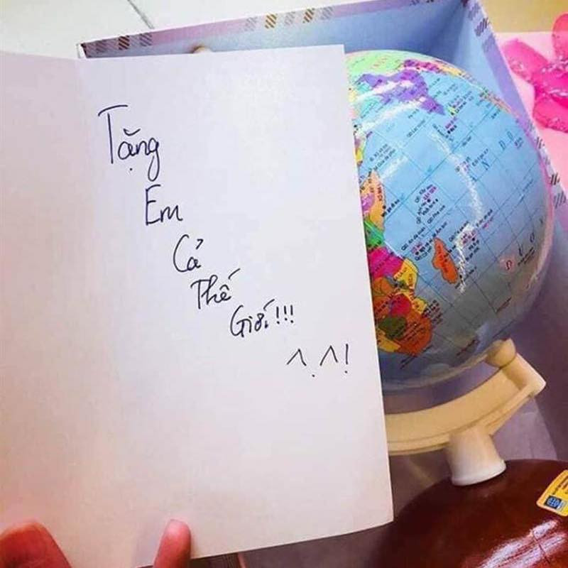 "Tặng em cả thế giới" theo nghĩa đen.