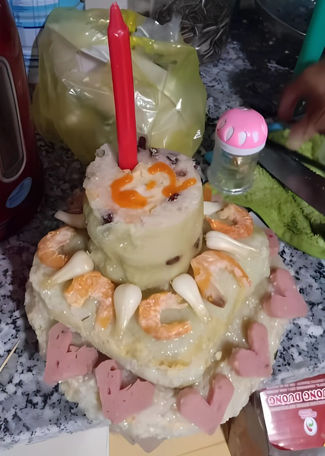 Nhà có gì thì tận dụng nấy thôi.