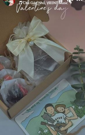 Năm nay, các chàng trai đã rất đầu tư để chuẩn bị những món quà thật ý nghĩa cho người yêu của mình. Bên cạnh những bó hoa hồng truyền thống, còn có rất nhiều món quà độc đáo khác như tranh vẽ, đồ handmade.