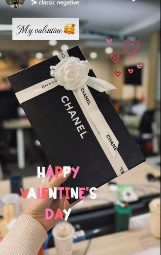 Đặc sản mùa Valentine trên mạng xã hội có gì? Chắc chắn không thể thiếu những màn khoe quà đầy ngọt ngào của chị em.