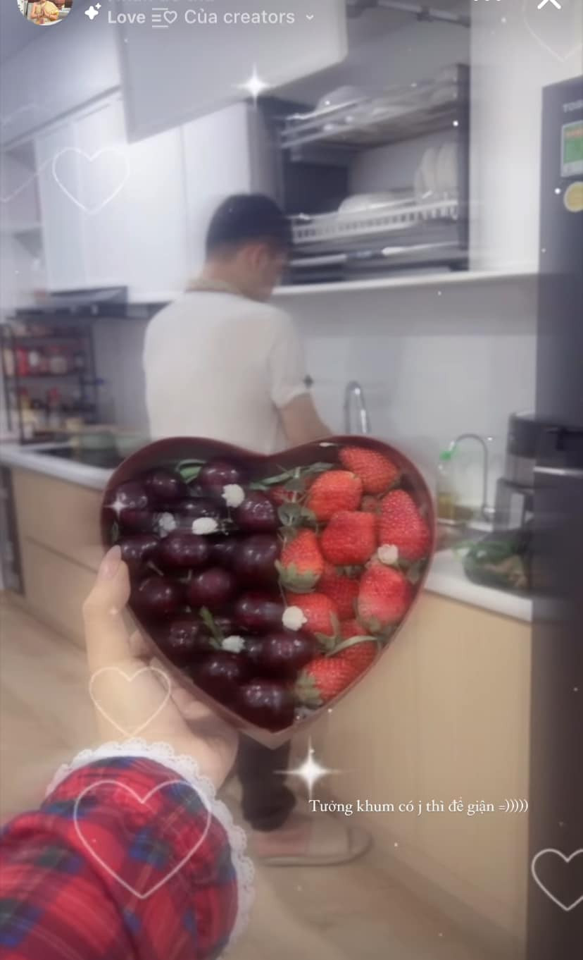 Một cô nàng đăng tải hình ảnh món quà ngọt ngào của anh chồng kèm theo hình ảnh người chồng đang vào bếp. Hình ảnh "người đàn ông của năm" khiến nhiều người độc thân phải chạnh lòng ghen tỵ.