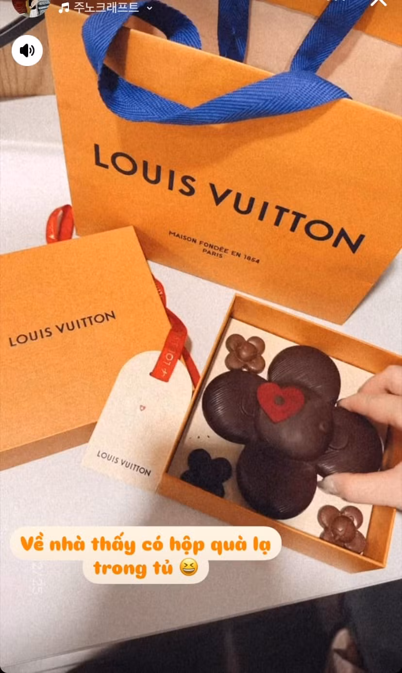 Nhiều anh chàng còn gây bất ngờ cho vợ, người yêu khi cố tình để món quà ở một nơi, để vợ mình tự tìm thấy món quà.