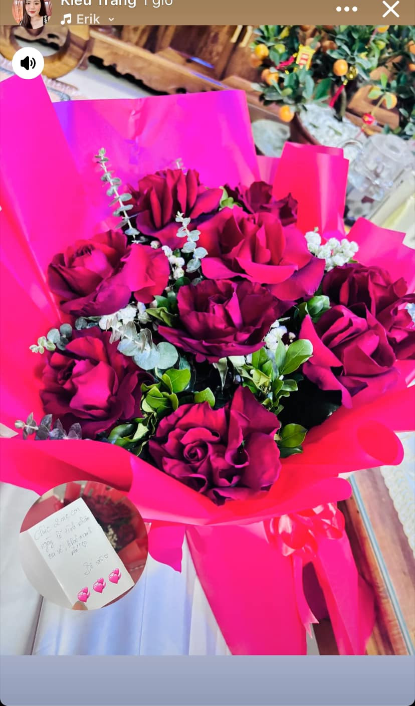 Chỉ một bó hoa thôi cũng đủ khiến chị em hạnh phúc, vui vẻ suốt cả ngày dài.